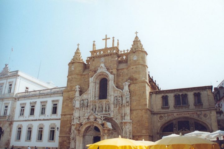 Iniciando o percurso mesmo no centro histórico de Coimbra, em plena “baixa”, é visita obrigatória o Mosteiro de Santa Cruz, com o estatuto de Panteão Nacional, pela presença tumular dos primeiros reis de Portugal D. Afono Henriques e D. Sancho I.