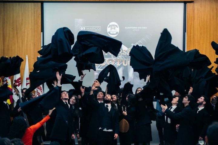 Foi a 7 de Março do ano 2010 que nasceu a inovadora ISECOTUNA – Tuna Mista do Instituto Superior de Engenharia de Coimbra, com coragem, audácia, energia e destreza para tal efeito.