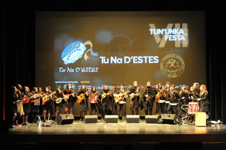 A Tu Na D’ESTES, Tuna Mista da Escola Superior de Tecnologia da Saúde de Coimbra, fez a sua estreia oficial no dia 8 de Abril de 2002, na cerimónia da Entrega dos Diplomas da ESTeS Coimbra, referente ao dia da Escola.