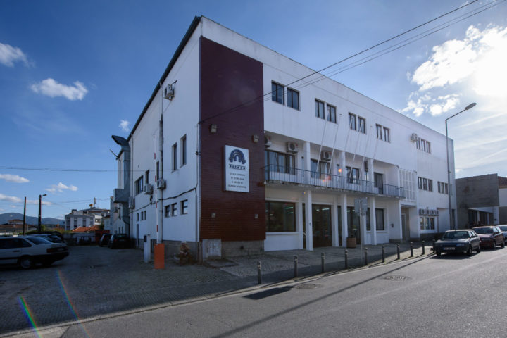 Depois do encerramento total das atividades e a passagem dos serviços para atendimento à distância e aulas à distância, a Escola Superior de Tecnologia e Gestão de Oliveira do Hospital (ESTGOH) está a retomar progressivamente as atividades.