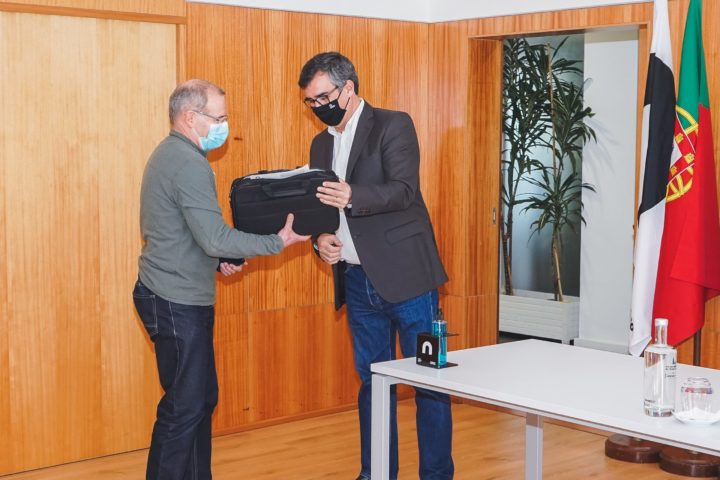 Politécnico de Coimbra entrega computadores a professores
