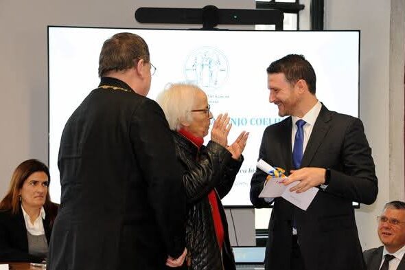 Entrega do prémio a João Pedro Gomes, docente da ESEC/IPC por Raúl Moreira, diretor de Filatelia dos Correios de Portugal, instituição mecenas do prémio e pela Presidente da Academia Portuguesa da História, Manuela Mendonça.<br class=