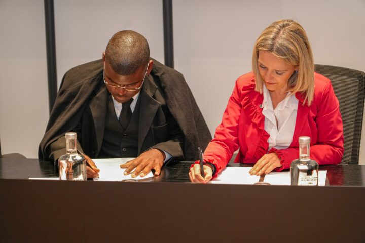 O Presidente da Direção da AEAC, Anderson Sebastião, e a Presidente do IPC, Cândida Malça, assinaram o protocolo de cooperação.