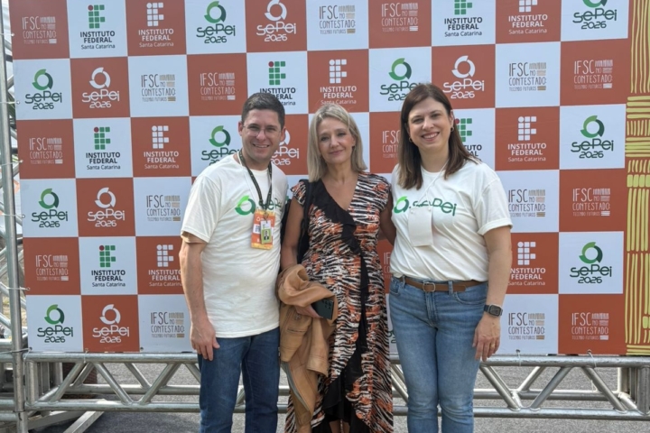 A Reitora da UPCoimbra com a Diretora-geral do Campus Caçador, Danielle Regina Ullrich, e do Coordenador de Curso, Eduardo Guedes Villar.
