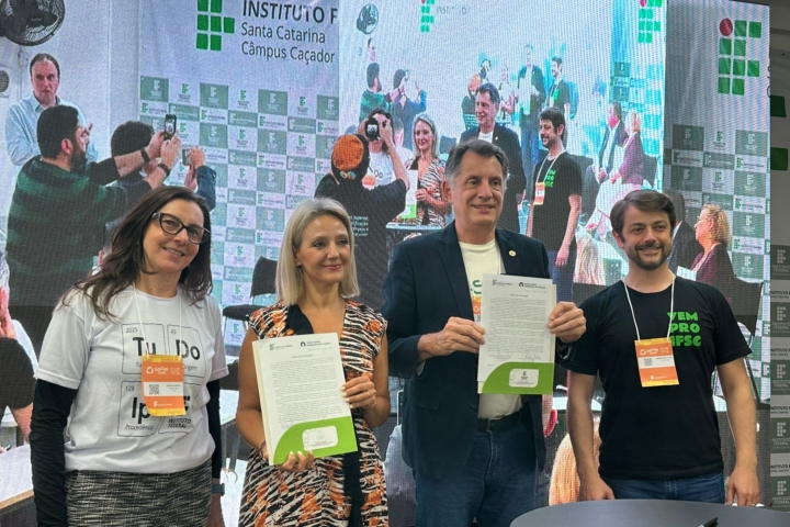 A Reitora da UPCoimbra com o Reitor do Instituto Federal Santa Catarina, Zizimio Moreira Filho e os professores Joelma Kremer e Vilson Heck Junior.