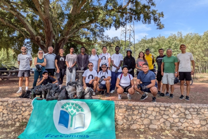 Os participantes realizaram a recolha de resíduos na Praia Fluvial do Rebolim.